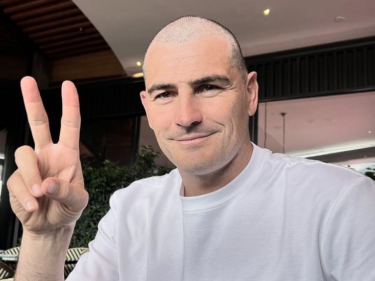 Dien mao gay bat ngo cua Casillas hinh anh