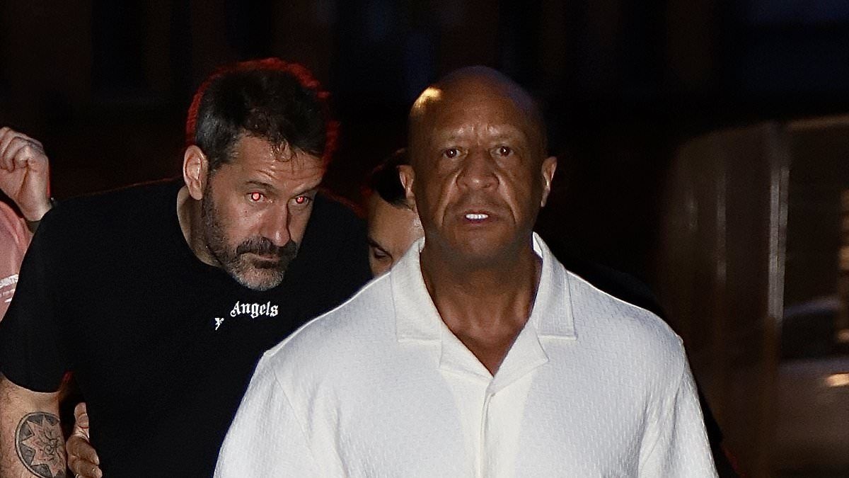 Thu mon Man City bi duoi khoi tiec an mung hinh anh