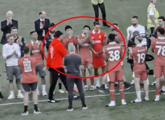 Cau thu duy nhat khong vo tay trong le tri an Klopp hinh anh