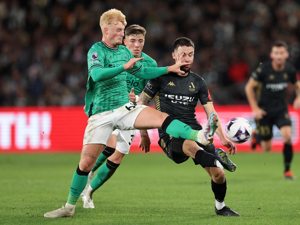 Newcastle gay phan no khi thua 0-8 hinh anh