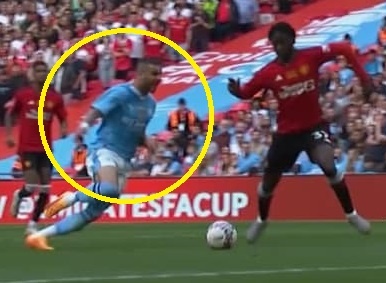 Hanh dong hai huoc cua Walker voi Mainoo hinh anh