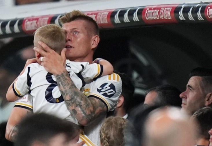 Toni Kroos khoc trong ngay chia tay Bernabeu hinh anh