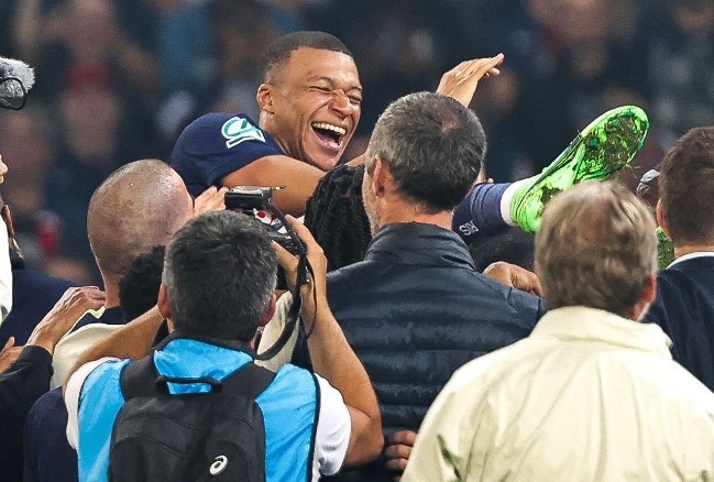 Nu cuoi cua Mbappe trong ngay chia tay PSG hinh anh