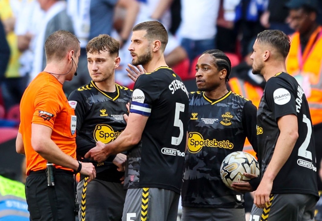 Southampton tro lai Premier League hinh anh