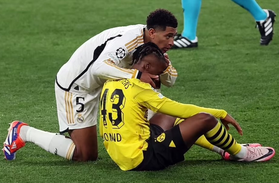 Hanh dong dep cua Bellingham sau chung ket Champions League hinh anh