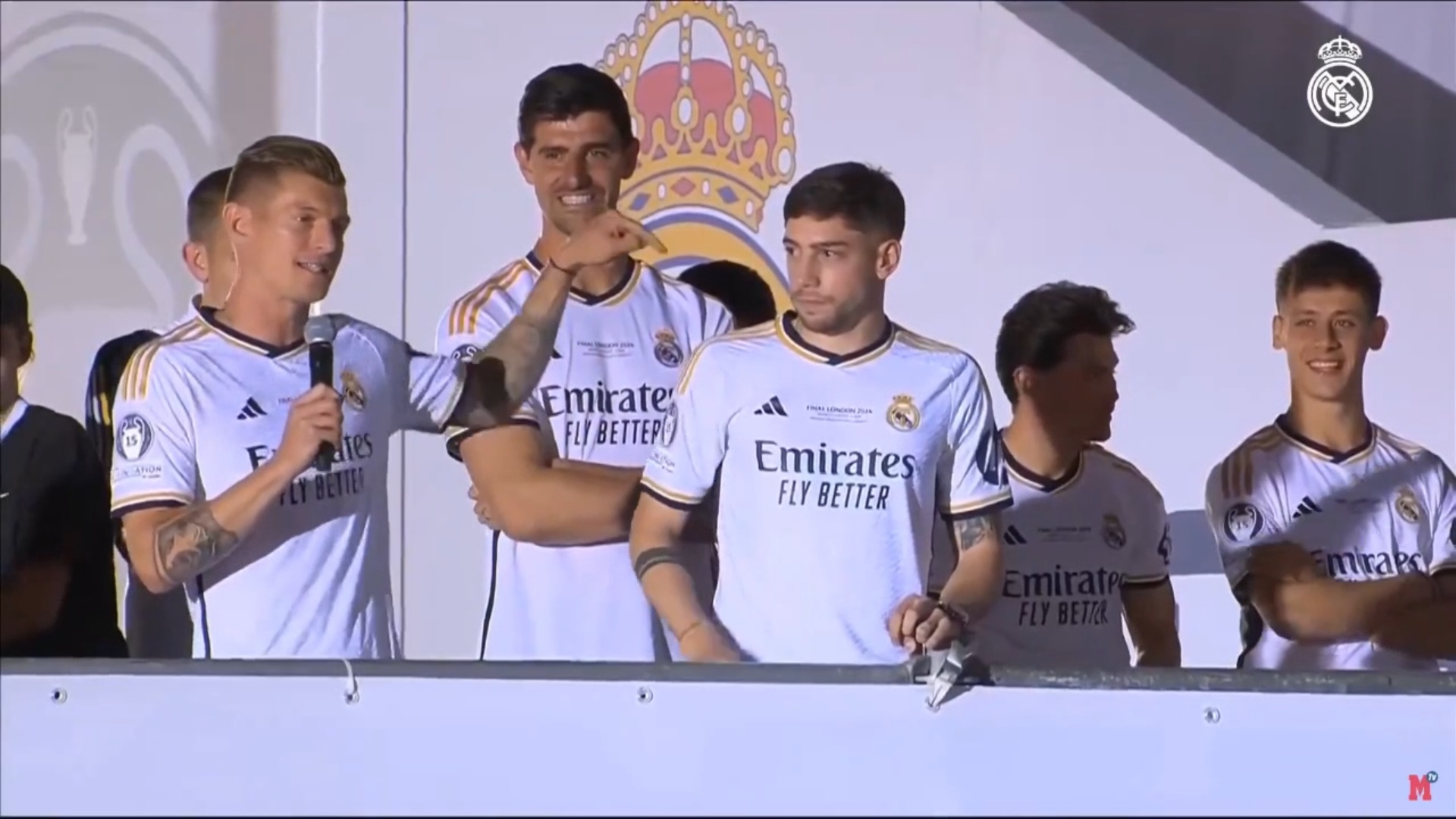 Phan ung cua Kroos truoc loi keu goi o lai Real Madrid hinh anh