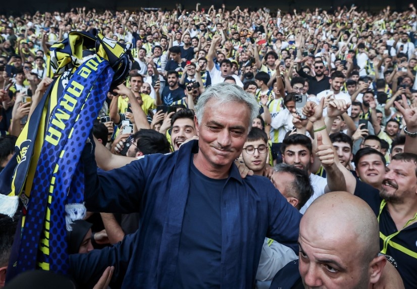 Mourinho tao con sot tai Tho Nhi Ky hinh anh