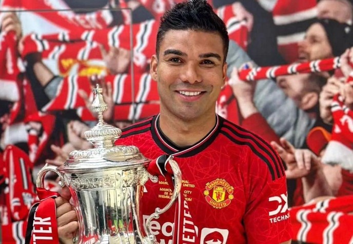 Casemiro noi loan hinh anh