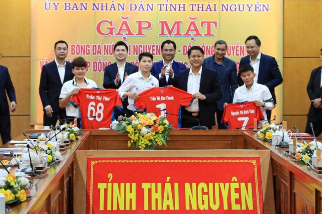 Nu Thai Nguyen T&T nhan thuong lon hinh anh