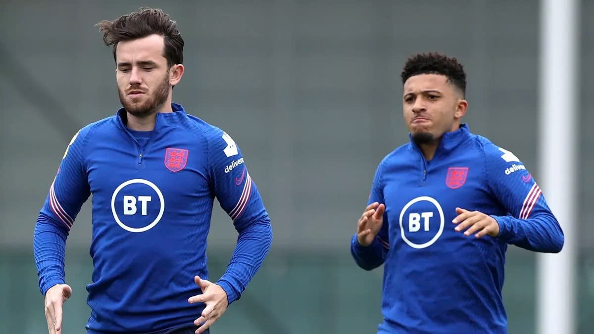 MU va Chelsea hoan doi Sancho – Chilwell? hinh anh