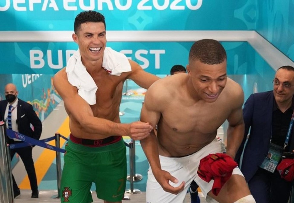 Ronaldo lap ky luc khi chuc mung Mbappe hinh anh