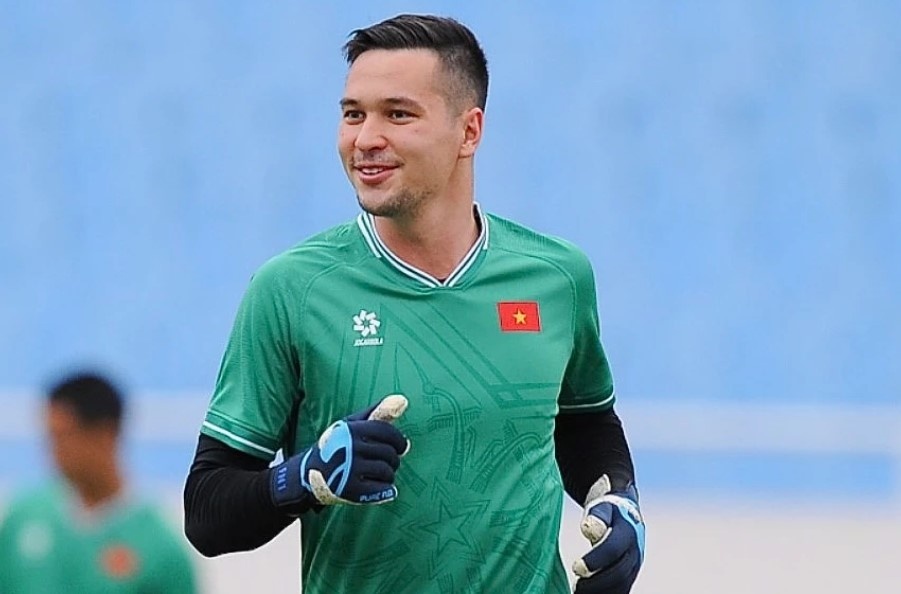 Nguyen Filip du bi cho Van Lam o tran gap Philippines hinh anh