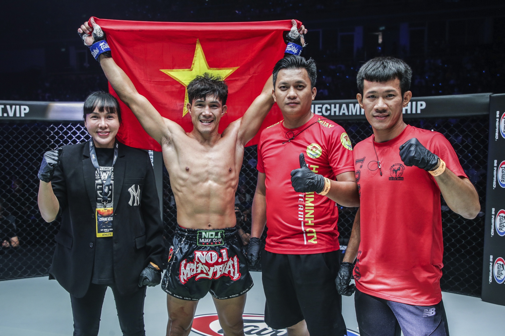 An mung som truoc Duy Nhat, than dong Muay nhan ket dang hinh anh