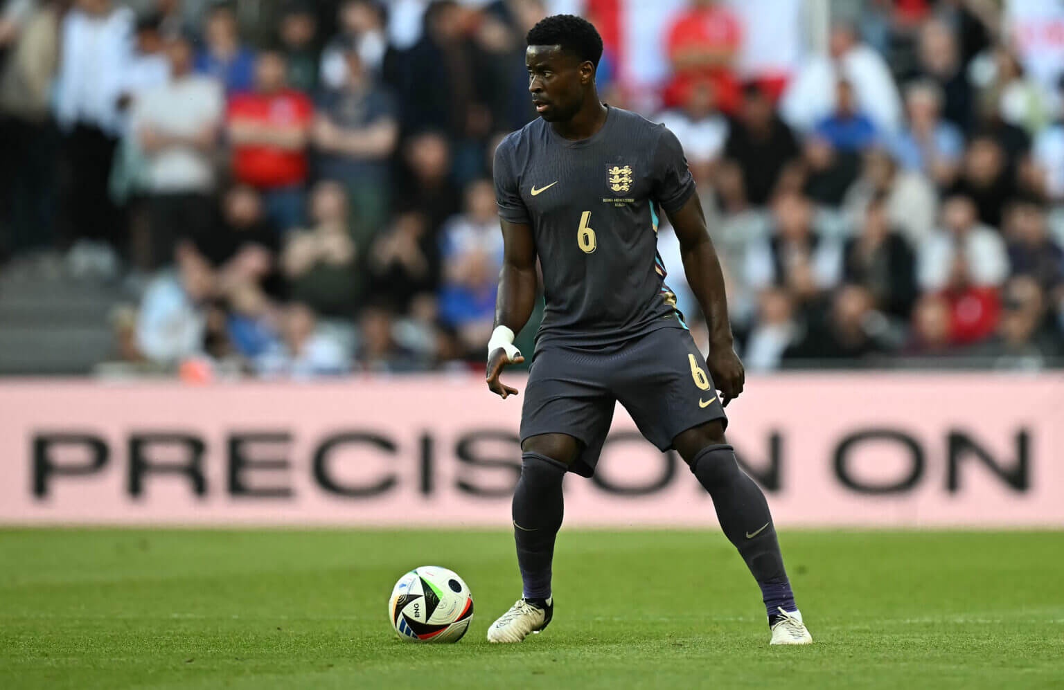 Shaw,  Trippier,  Stones anh 4