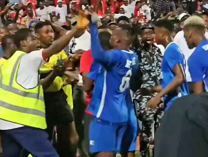 Hon chien giua trong tai va cau thu o Nigeria hinh anh