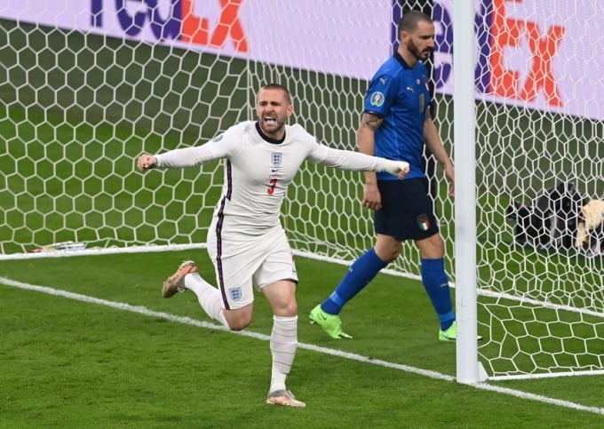 Shaw,  Trippier,  Stones anh 2