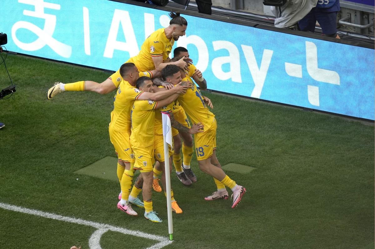 Tuyen Romania gay soc khi de bep Ukraine hinh anh