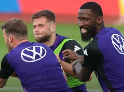 Hai sao tuyen Duc xo xat trong buoi tap hinh anh