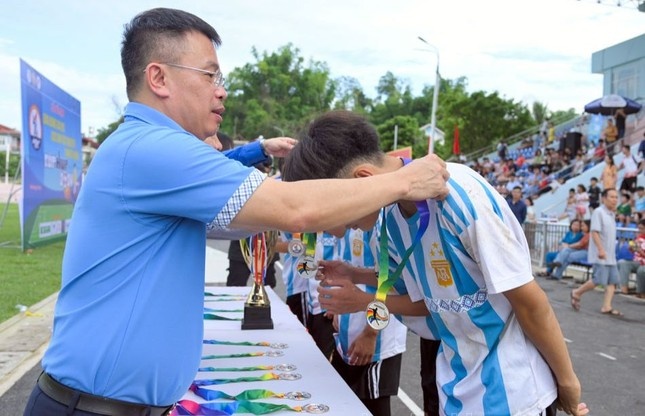 giai bong da dan toc anh 5