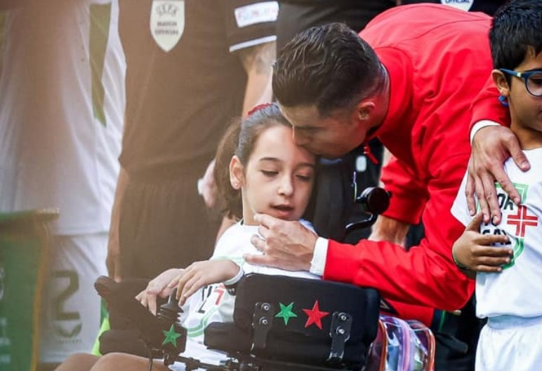 Hanh dong dep cua Ronaldo trong ngay lap cu dup hinh anh