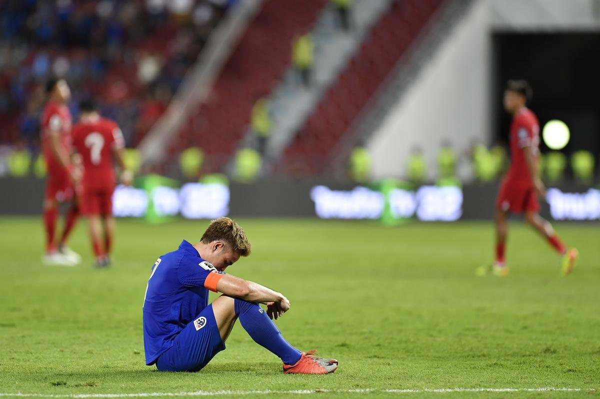 Theerathon khoc nuc no, muon tu gia tuyen Thai Lan hinh anh