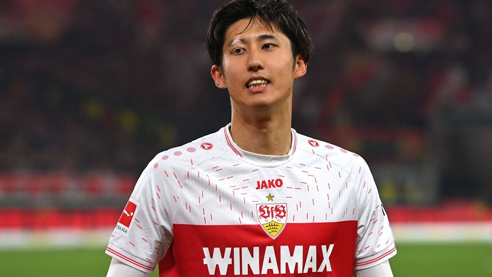 Bayern Munich gay tranh cai khi mua ngoi sao Nhat Ban hinh anh