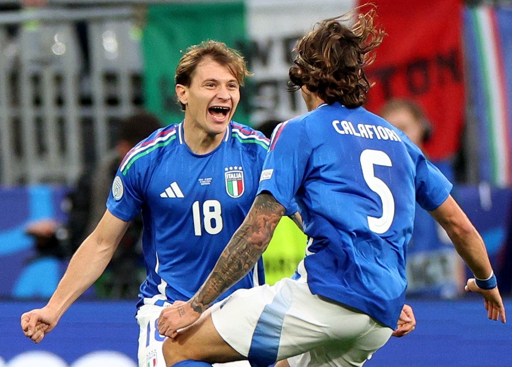 Sieu pham sut xa giup Italy gianh 3 diem hinh anh