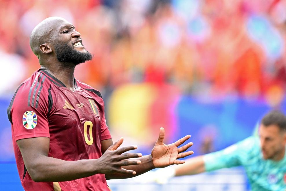 Lukaku qua vo duyen, Bi om han truoc Slovakia hinh anh