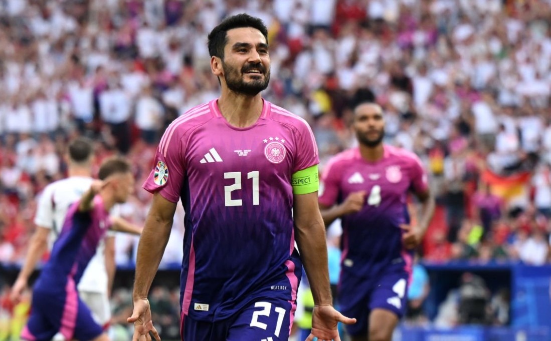 Tuyen Duc vao vong knock-out EURO sau tran thang 2-0 hinh anh