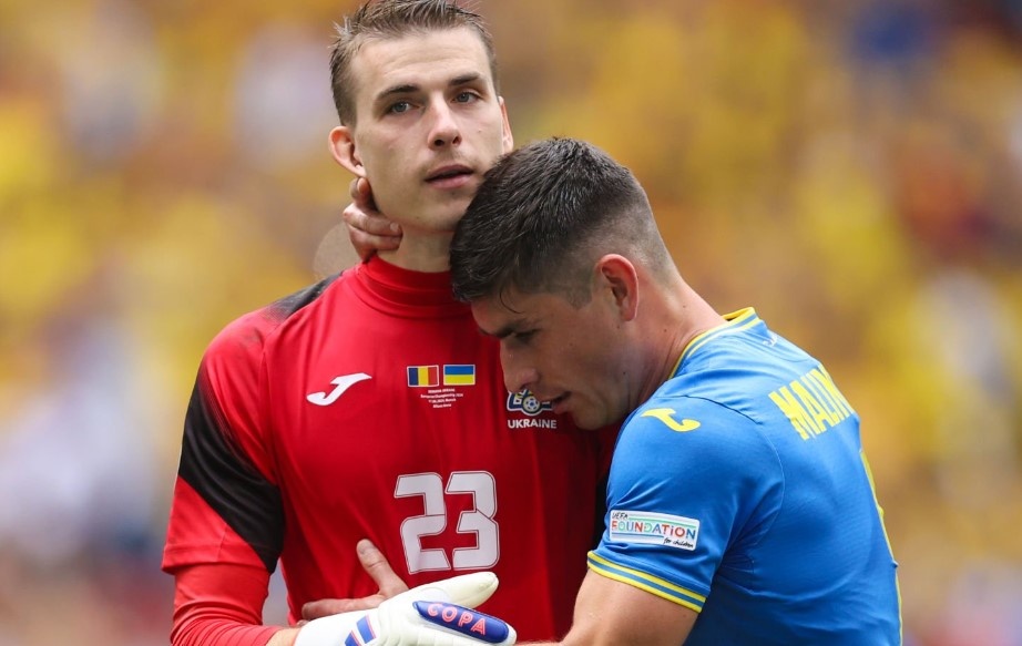 Cau thu Ukraine moi HLV roi khoi buoi hop hinh anh