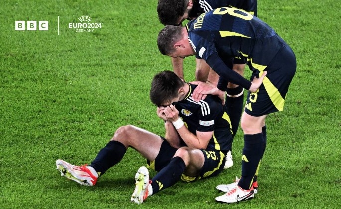 Sao Arsenal bat khoc khi dinh chan thuong tai EURO hinh anh