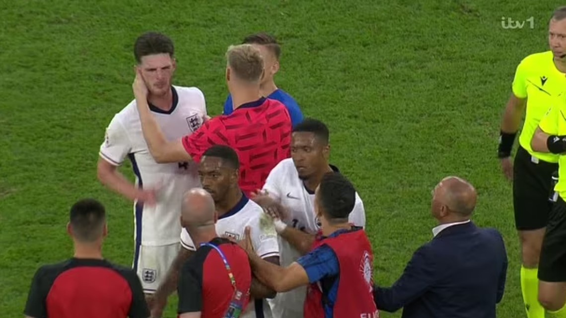 Declan Rice goi HLV Slovakia la 'ten hoi' hinh anh