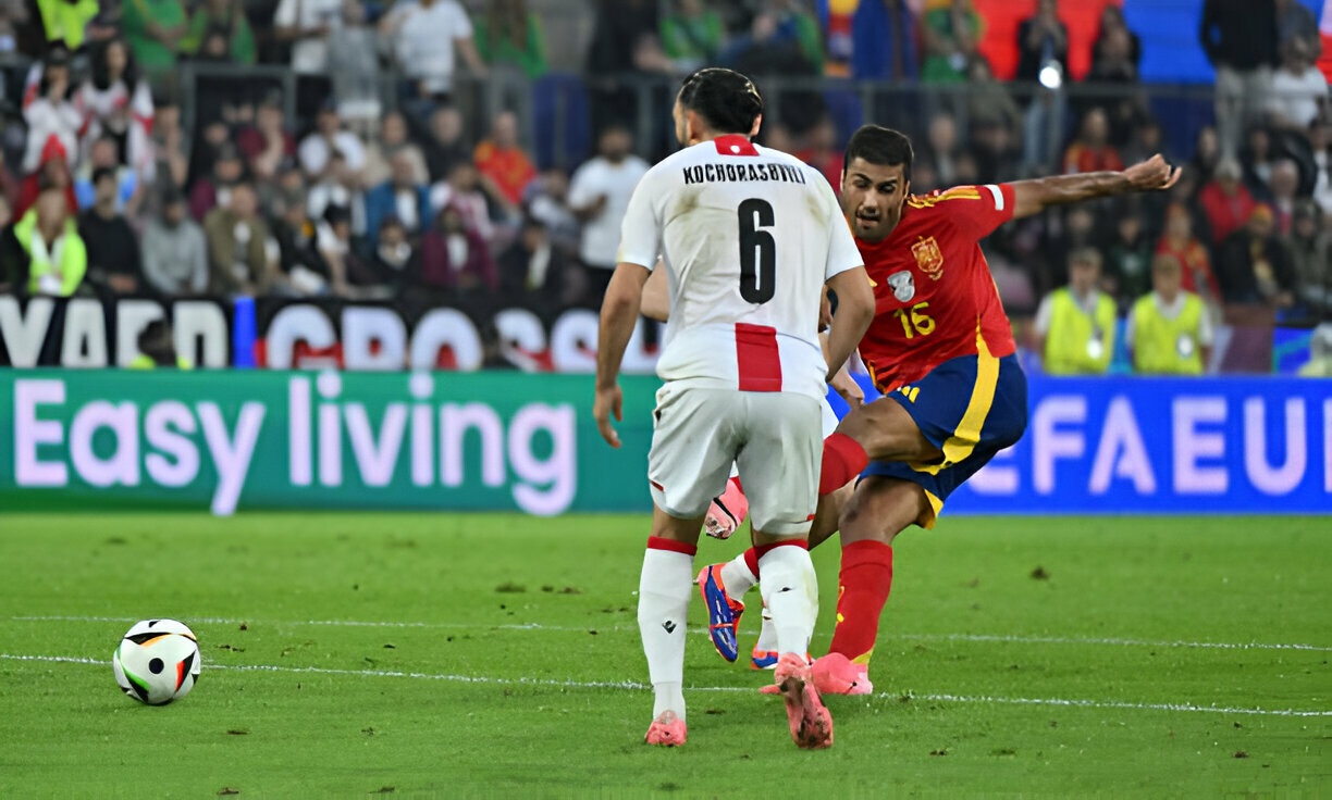 VAR lai gay tranh cai tai EURO hinh anh