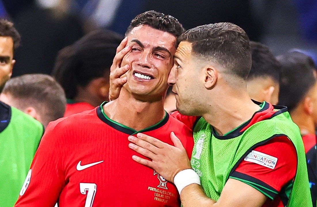 Ronaldo khoc khi tran dau chua ket thuc hinh anh