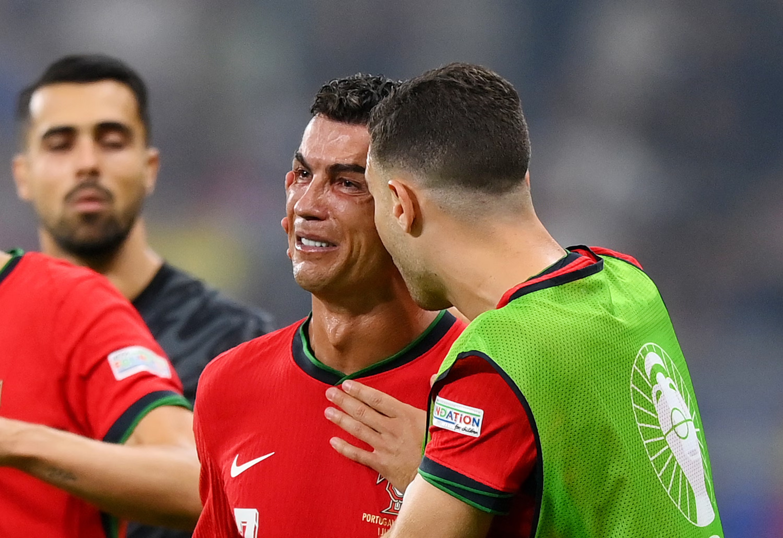 Vì sao không đồng đội nào ủng hộ Ronaldo?