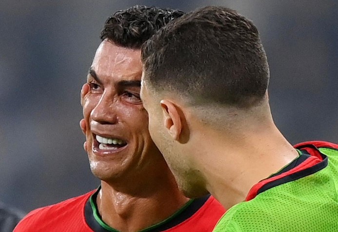 Ronaldo bat khoc, Bo Dao Nha vao tu ket sau loat luan luu hinh anh