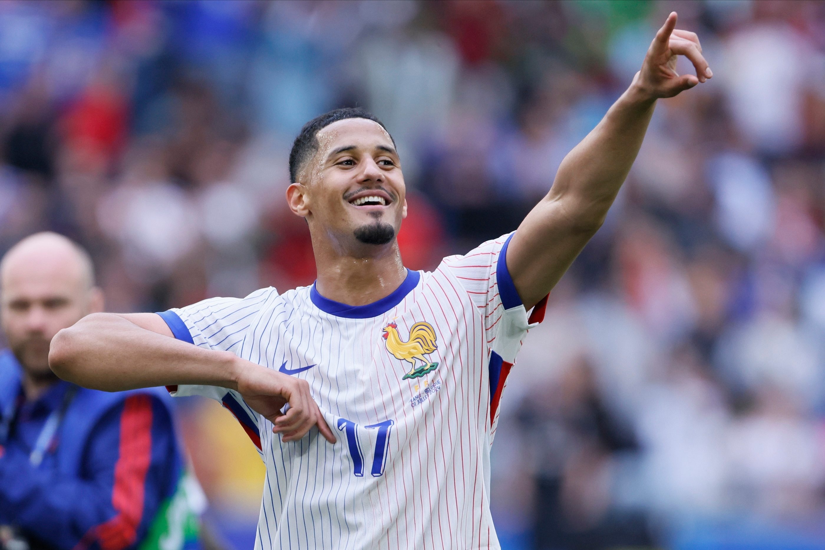  HLV Deschamps danh lua tat ca ve Saliba hinh anh