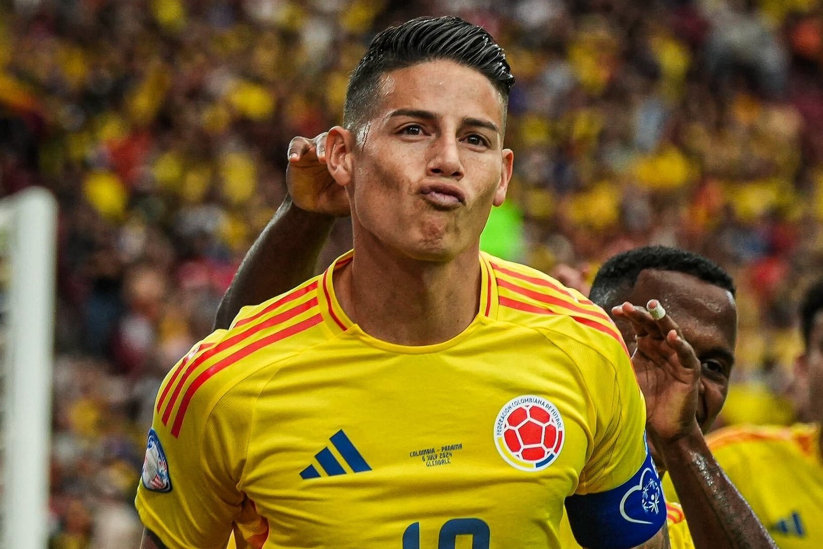 Nga mu truoc James Rodriguez hinh anh