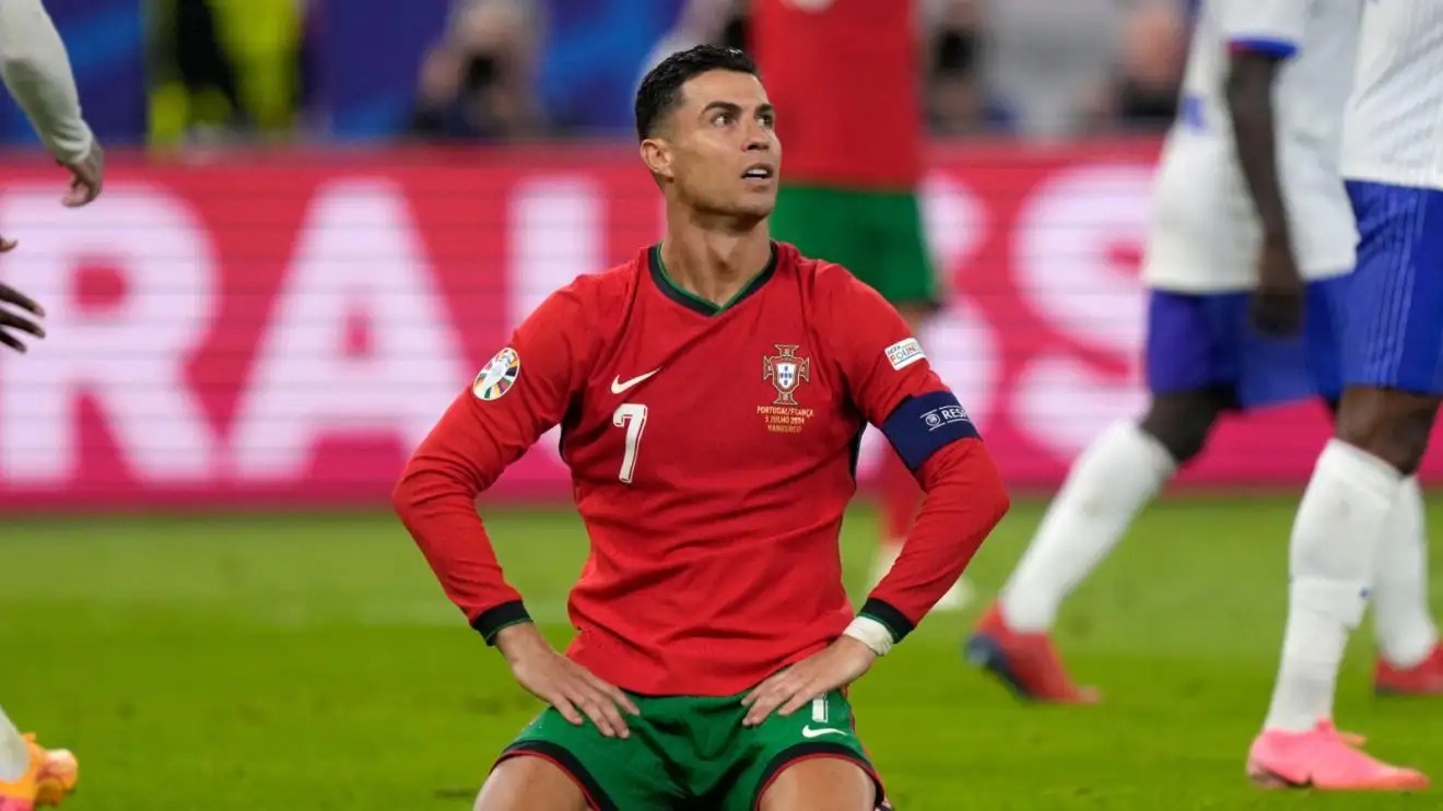 Ronaldo bi reo ten trong ngay tuyen Anh vao chung ket EURO hinh anh