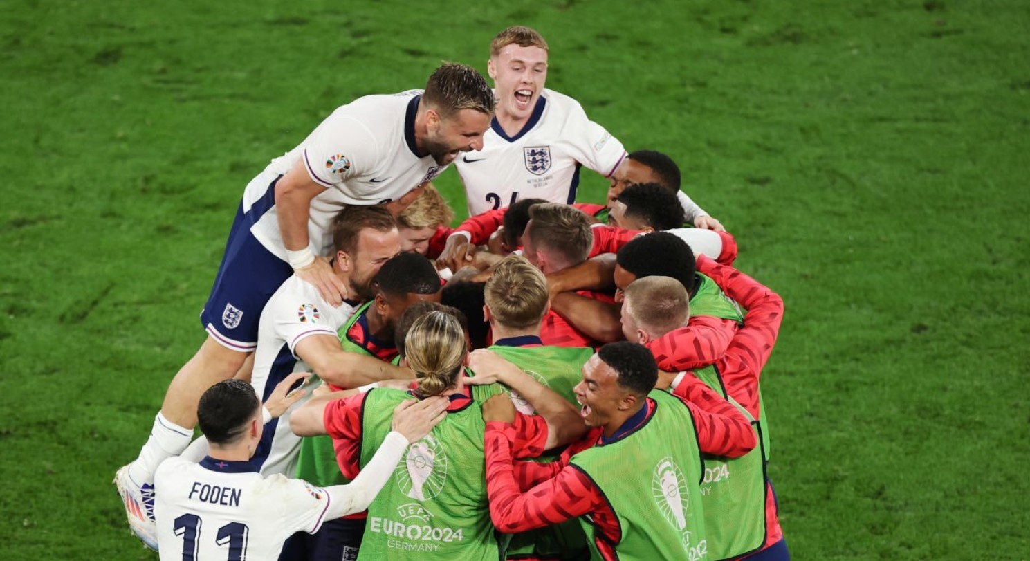 Tuyen Anh vao chung ket EURO bang ban thang o phut 90+1 hinh anh