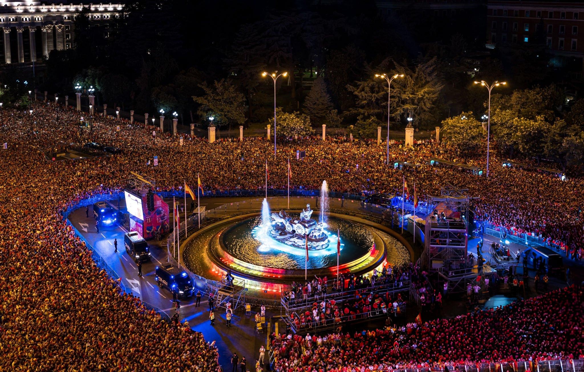 Bien nguoi an mung chuc vo dich Euro cua tuyen Tay ban Nha hinh anh