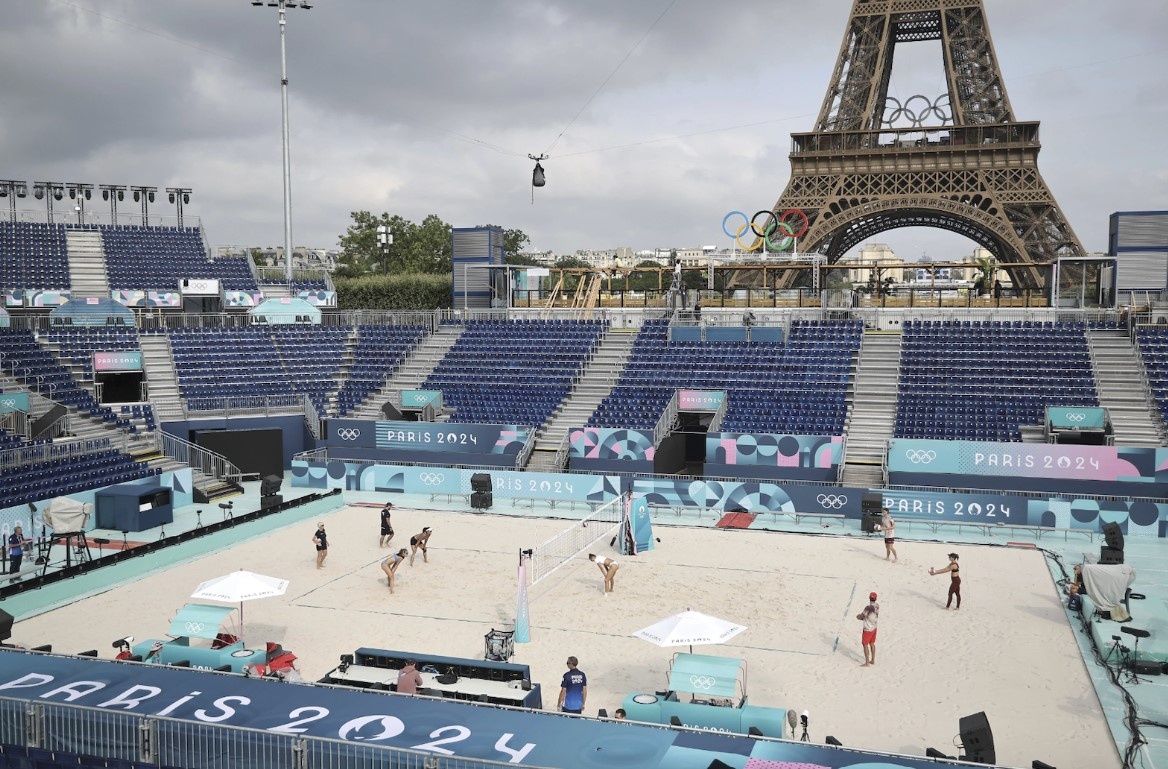 VDV ngo ngang khi thi dau duoi chan thap Eiffel hinh anh