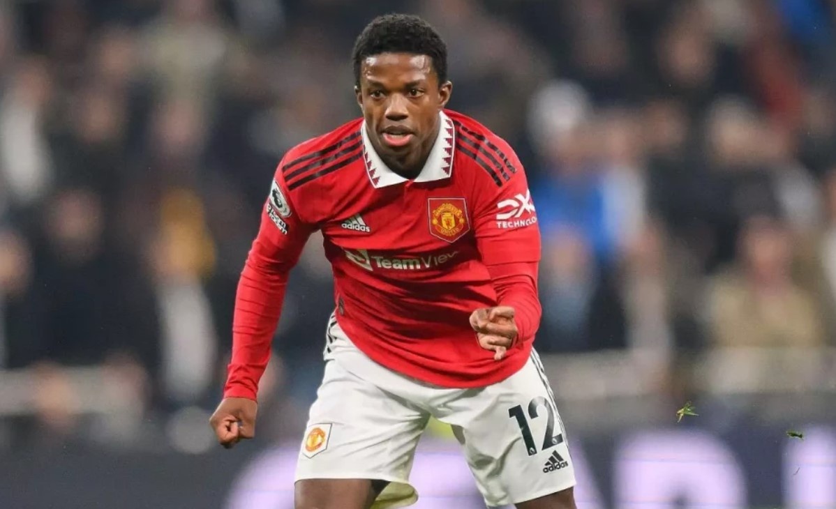 MU het kien nhan voi Malacia hinh anh