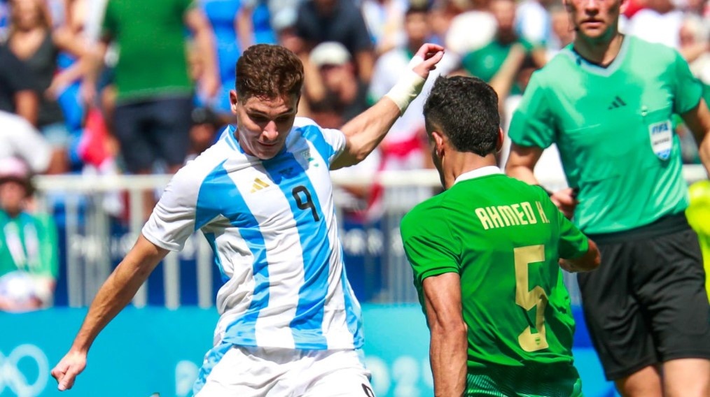 Julian Alvarez lap cu dup kien tao, Olympic Argentina sang cua di tiep hinh anh