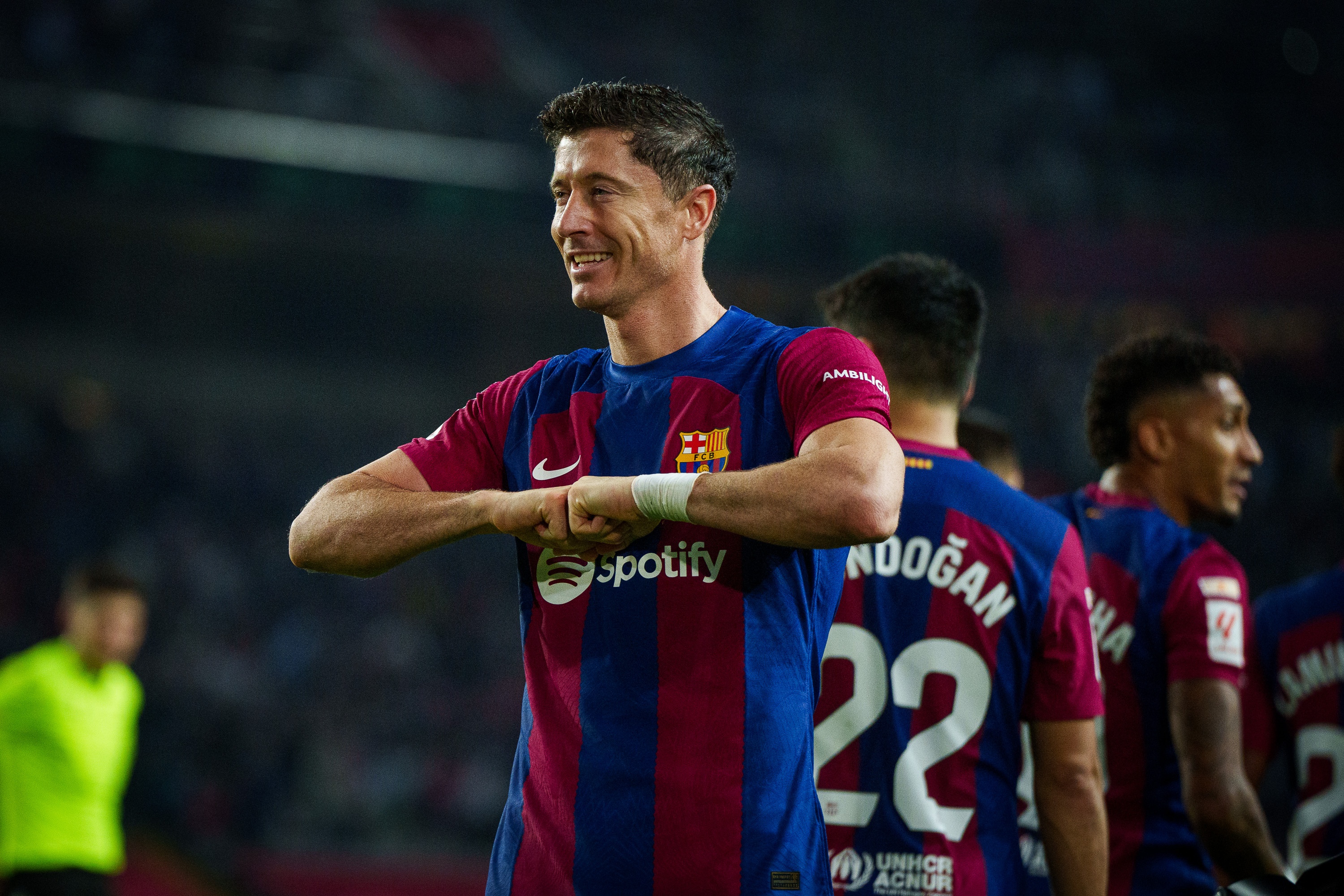 La Liga chuan bi cho tran dau lich su ngoai bien gioi hinh anh