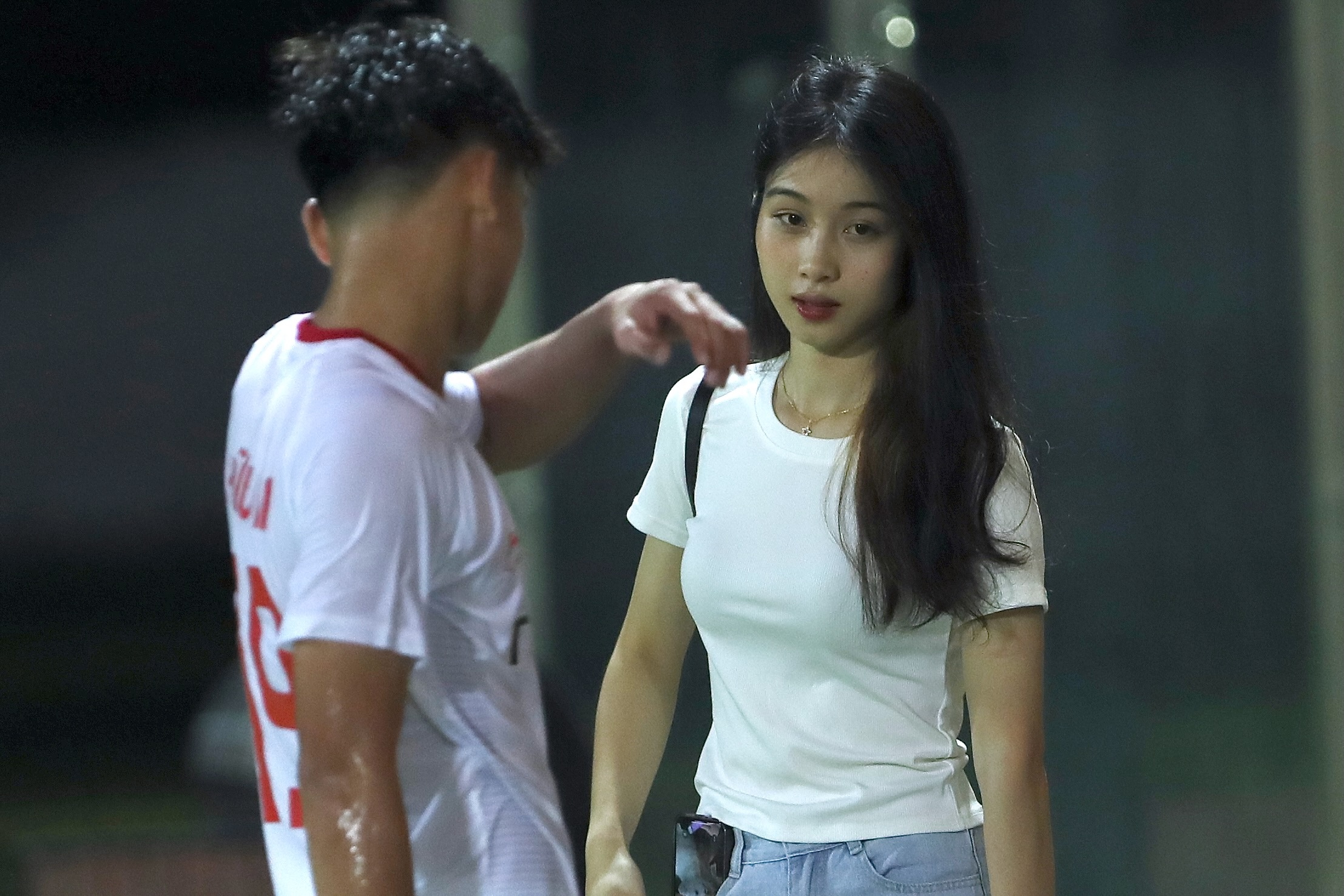 Cau thu U21 gap ban gai sau khi ghi ban hinh anh