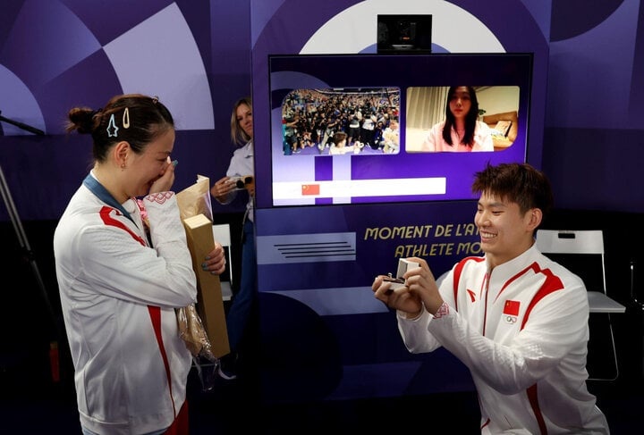 Man cau hon gay sot o Olympic Paris hinh anh