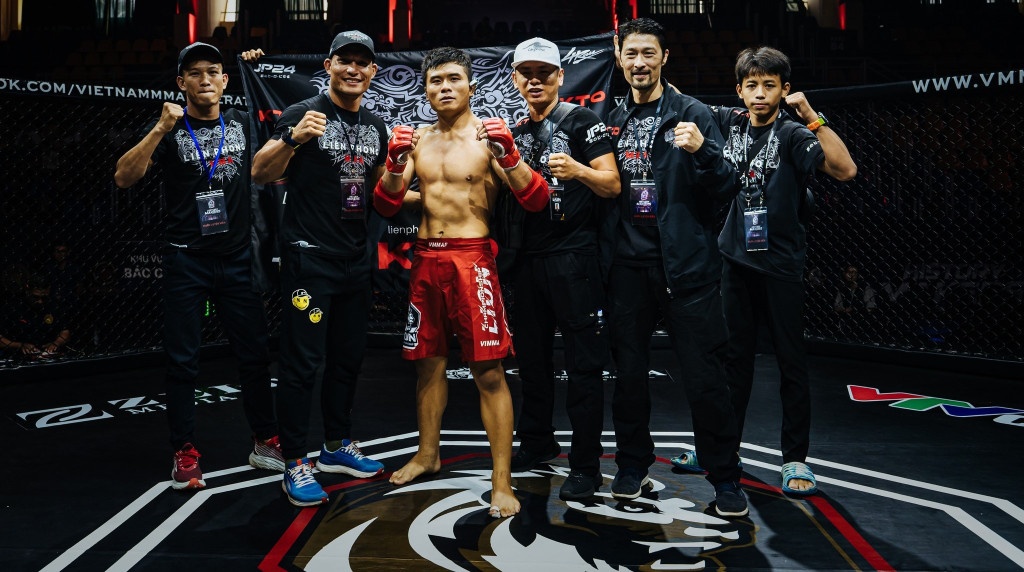 Hoc tro Johnny Tri Nguyen doi dau tay dam nguoi Duc hinh anh