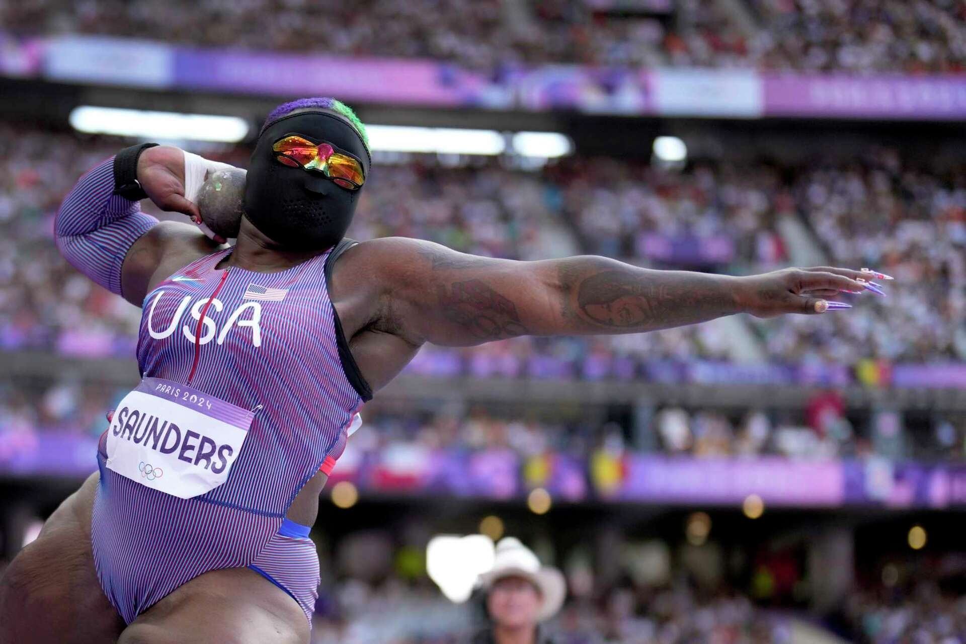 VDV Olympic gay kho hieu khi deo mat na hinh anh