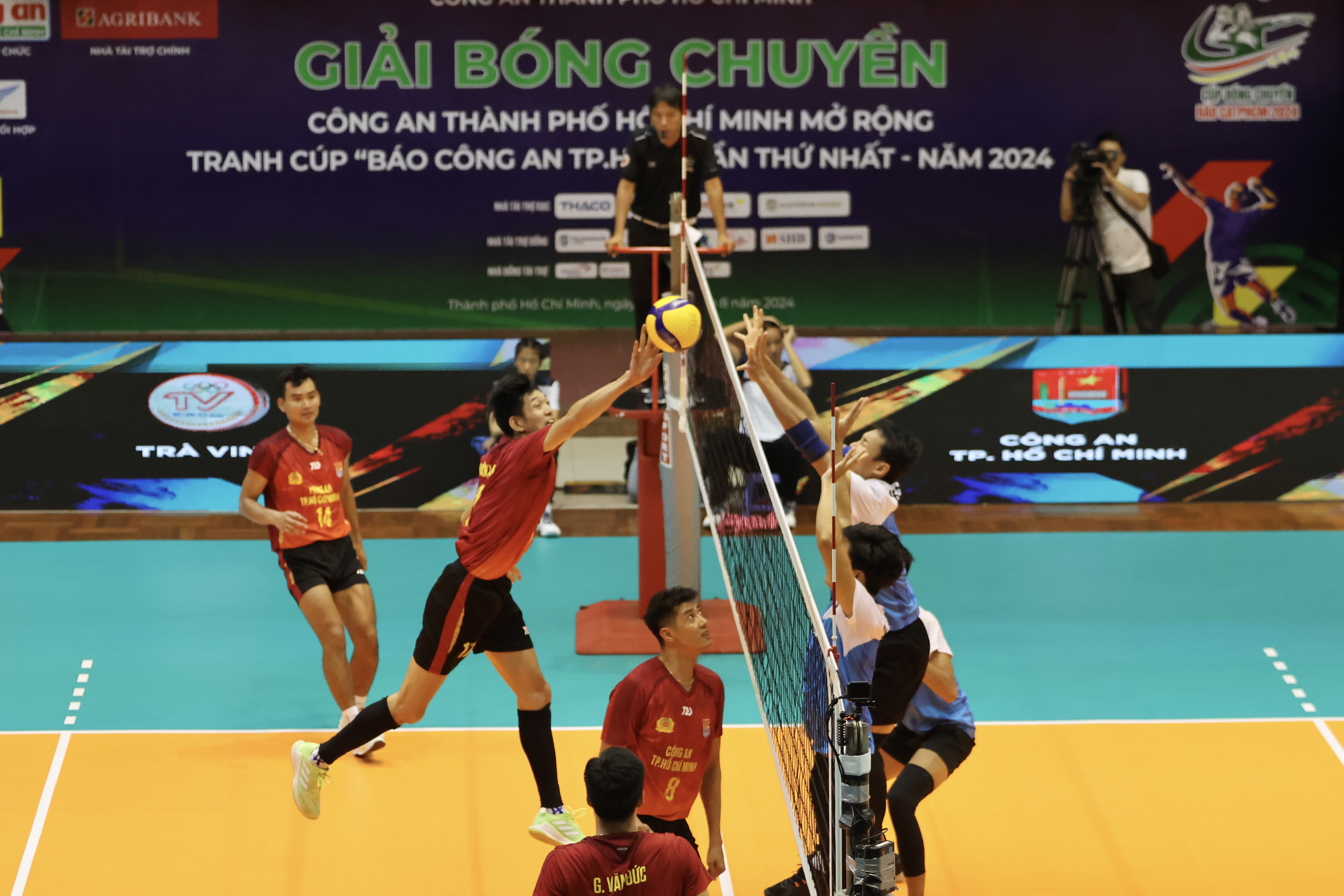bong chuyen anh 1